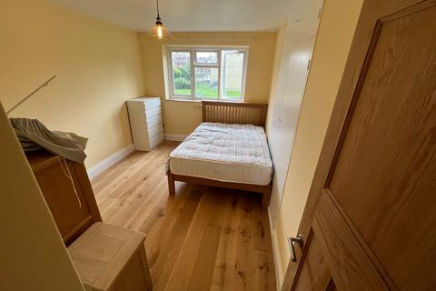 4 bedroom flat to rent, Flat , Malcolm House, Arden Estate, London