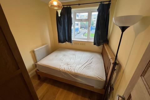 4 bedroom flat to rent, Flat , Malcolm House, Arden Estate, London