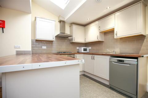 6 bedroom terraced house to rent, Lily Avenue, Newcastle Upon Tyne NE2