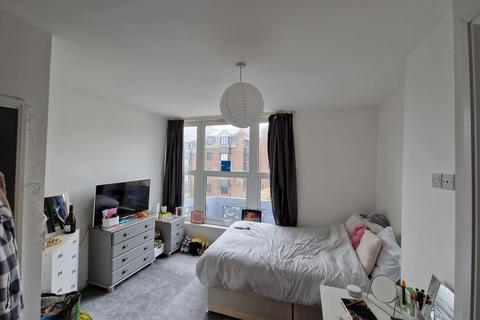 3 bedroom house share to rent, 10 Lipson Road, Flat 3