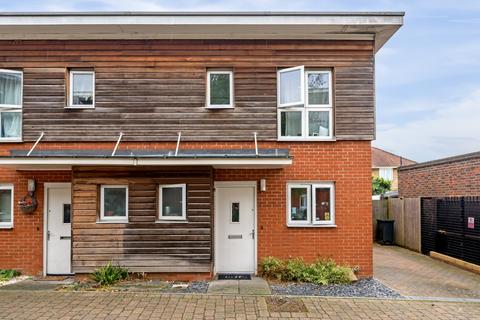 2 bedroom terraced house to rent, Medhurst Drive Bromley BR1