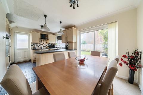 18 Exeter Drive, Ashton-under-lyne, OL6 8BZ