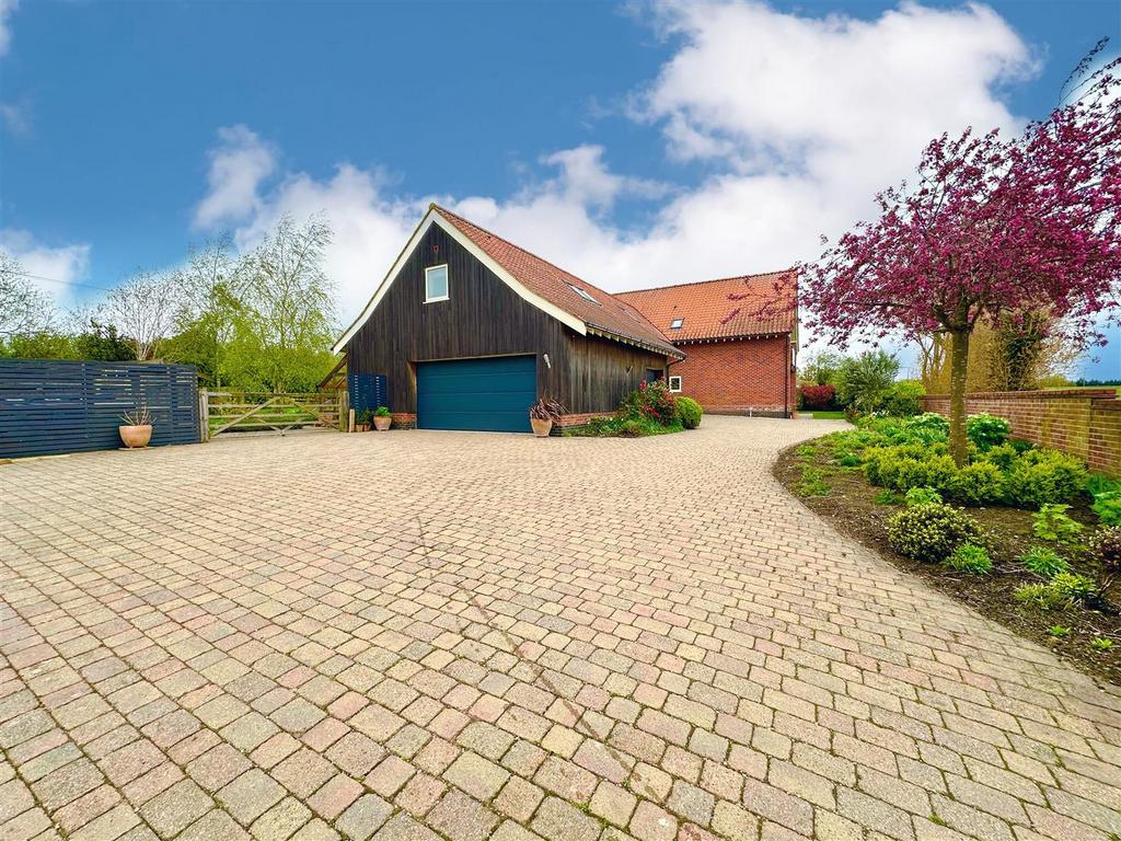 Driveway approach to garage.jpg