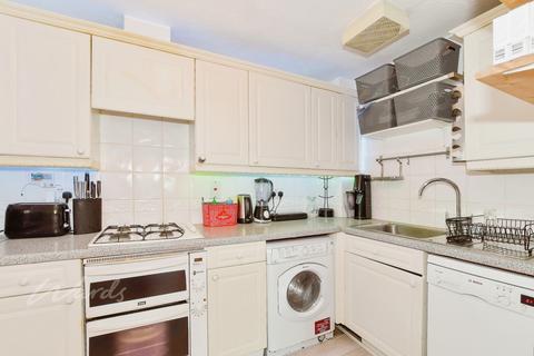 2 bedroom apartment to rent, Lindisfarne Gardens Maidstone ME16