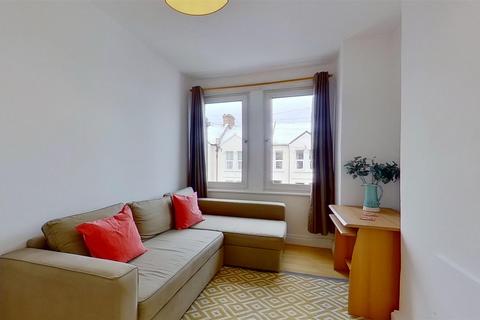 2 bedroom flat to rent, Mellison Road Tooting