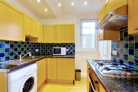 2 bedroom flat to rent, Mellison Road Tooting