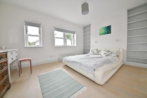 21 Bedford Road, Twickenham, TW2 5EW