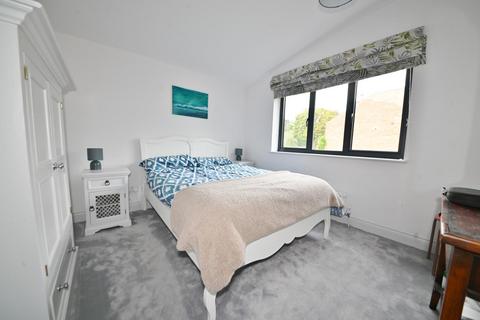 21 Bedford Road, Twickenham, TW2 5EW