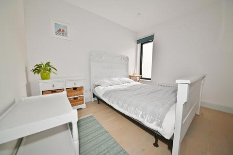 21 Bedford Road, Twickenham, TW2 5EW