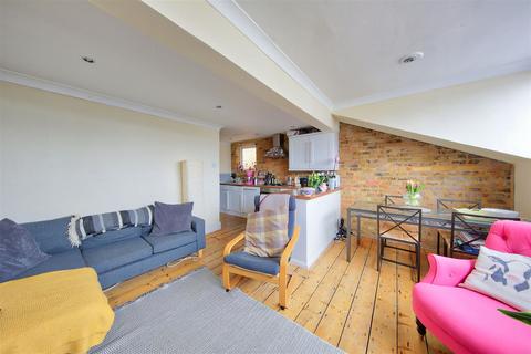 2 bedroom flat to rent, Brodrick Road Wandsworth Common