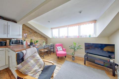 2 bedroom flat to rent, Brodrick Road Wandsworth Common