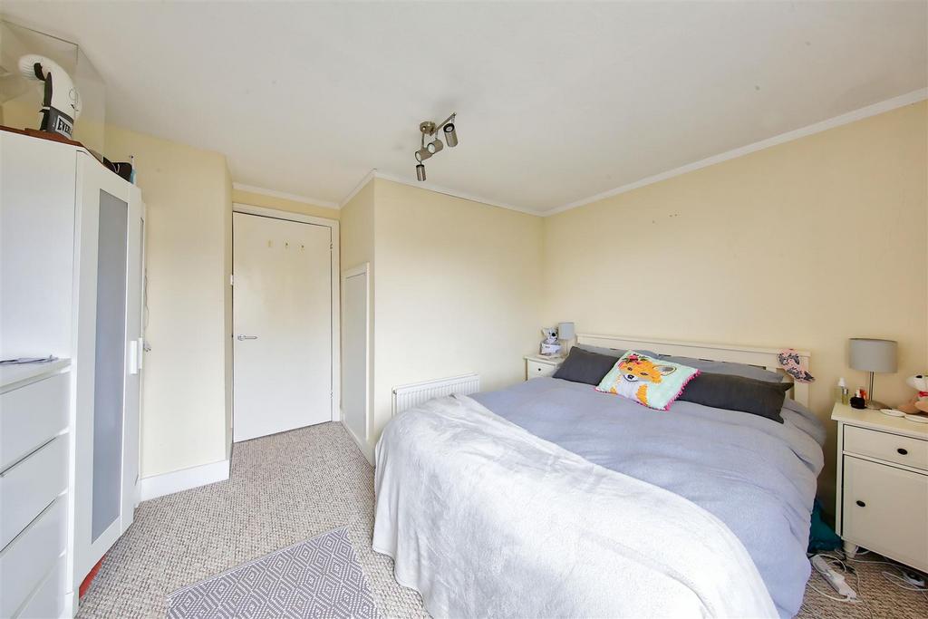 18b brodrick road bed1.jpg