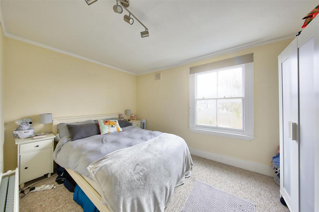 18b brodrick road bed1-alt.jpg