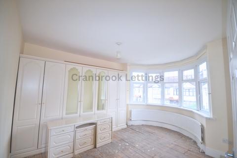 3 bedroom terraced house to rent, Ridgeway Gardens, IG4 5HL