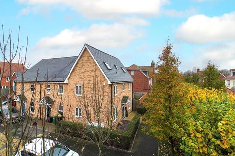 4 bedroom end of terrace house for sale, Barlow Place, Hailsham