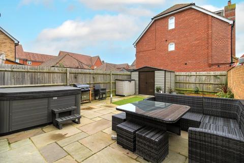 4 bedroom end of terrace house for sale, Barlow Place, Hailsham