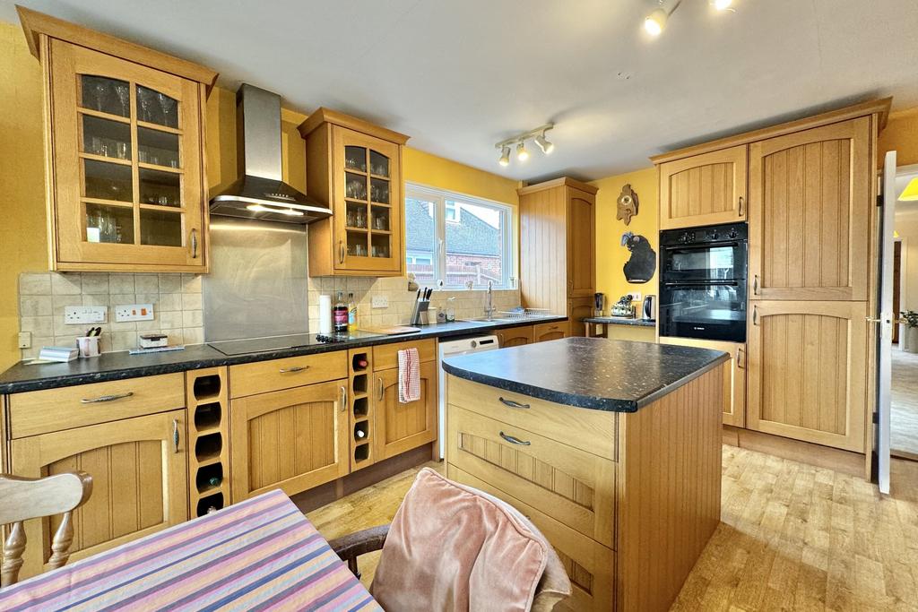 Home Rule Road, Locks Heath 3 bed semidetached bungalow for sale £