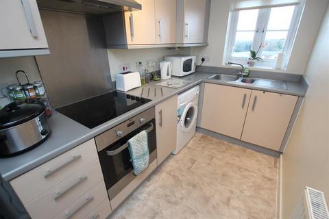 2 bedroom flat to rent, Dixon Close, Redditch, B97 6AJ