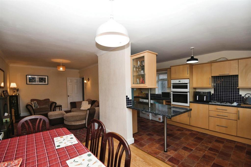 Open plan kitchen / dining room