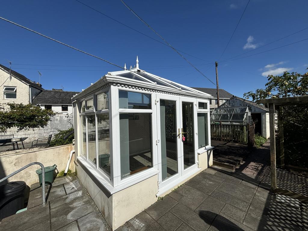 Detached summer house/conservatory