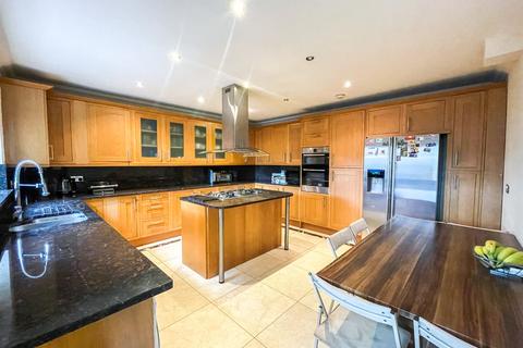 4 bedroom end of terrace house for sale, St. Andrews Road, Gravesend, DA12