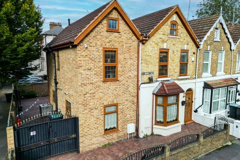 4 bedroom end of terrace house for sale, St. Andrews Road, Gravesend, DA12