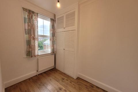 2 bedroom flat to rent, Douglas Avenue, Hythe