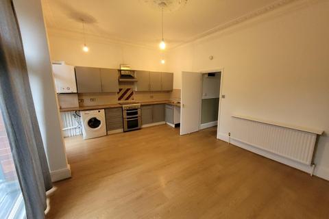 2 bedroom flat to rent, Douglas Avenue, Hythe