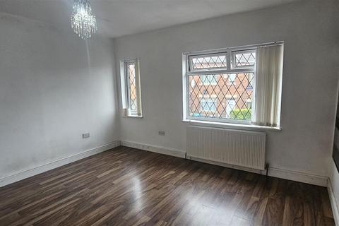 25 Thatcher Street, Oldham, OL8 2JX