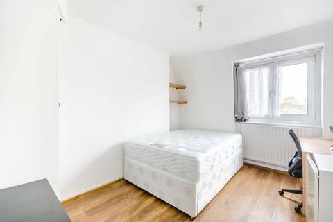 3 bedroom flat to rent, Union Grove, Clapham, London, SW8