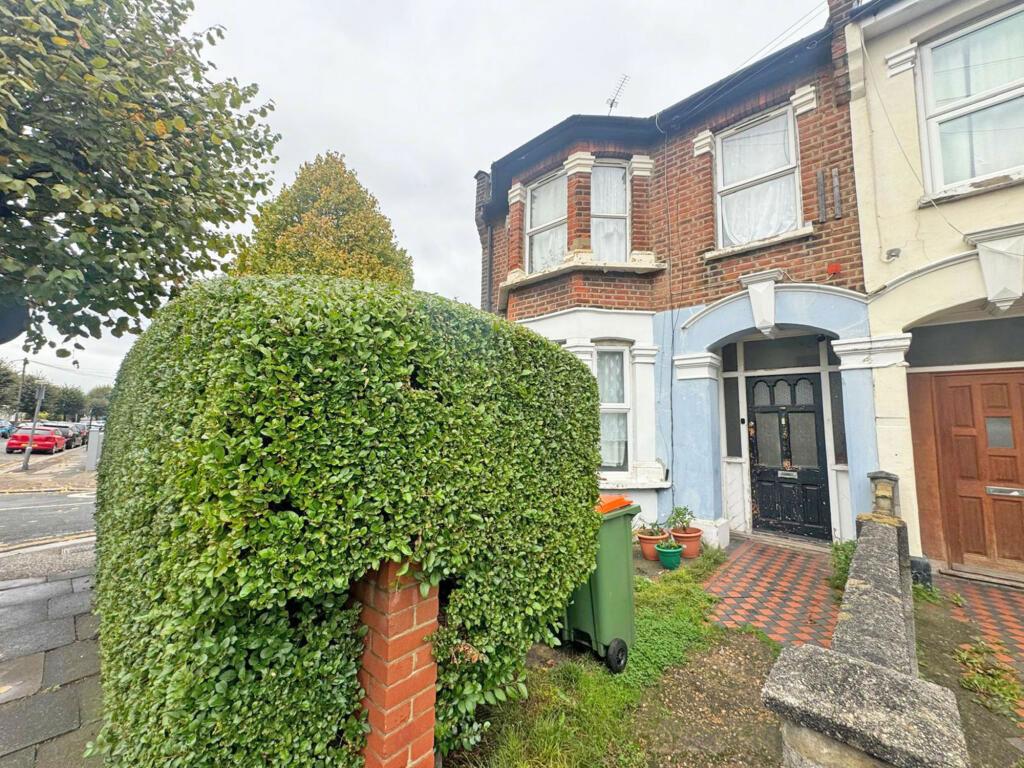 Sheringham Avenue, London, E12 5PQ 2 bed flat for sale £150,000