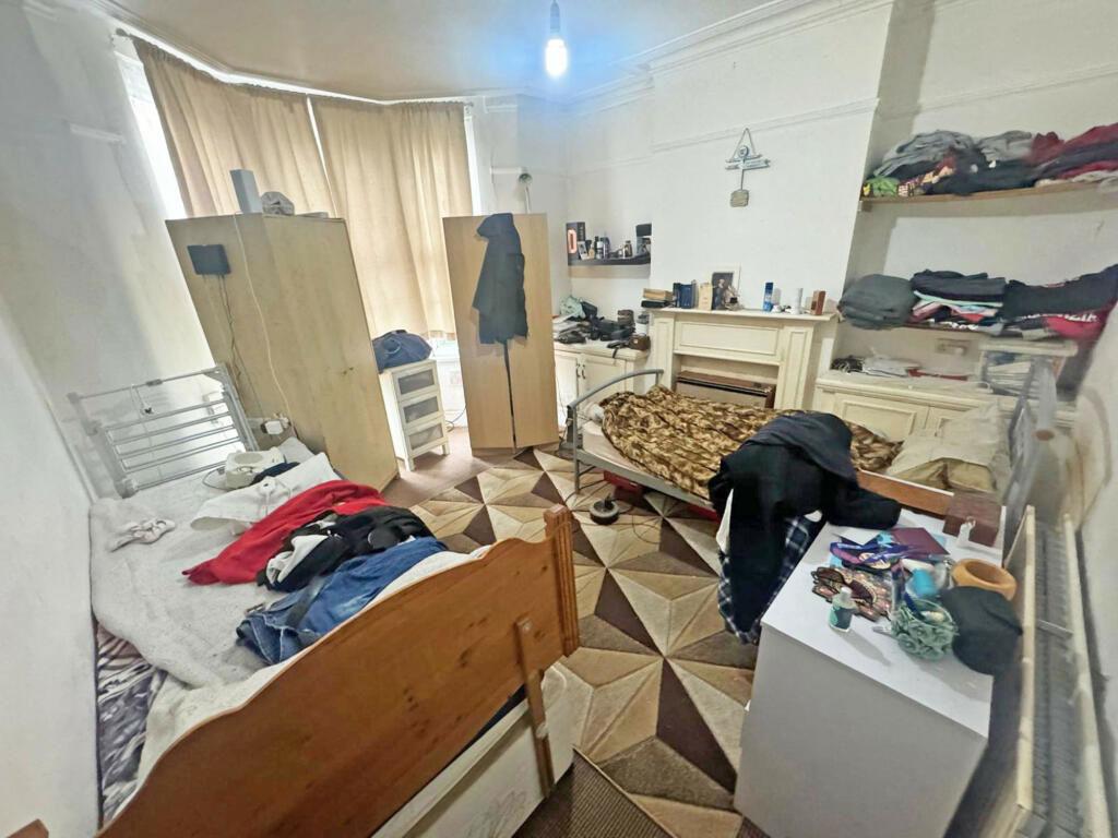 Sheringham Avenue, London, E12 5PQ 2 bed flat for sale £150,000