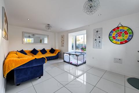 4 bedroom end of terrace house for sale, Fen Street, Brooklands, Milton Keynes, MK10