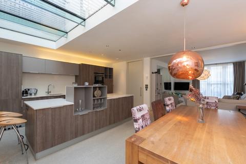 3 bedroom mews to rent, Petersham Mews, London, SW7