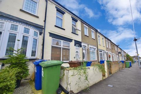 3 bedroom terraced house to rent, Castle Road, Grays, RM17