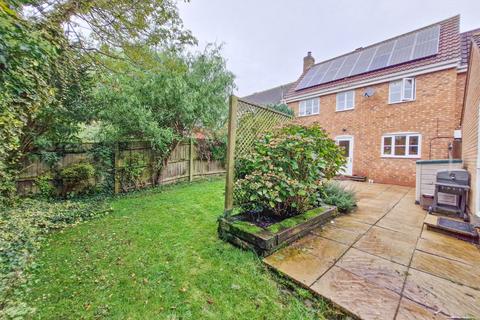 4 bedroom link detached house for sale, Duston Close, Daventry, NN11 9YX.