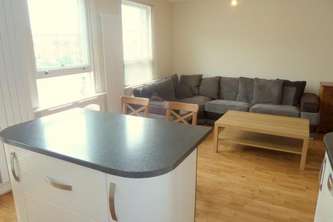 2 bedroom flat to rent, North End Road