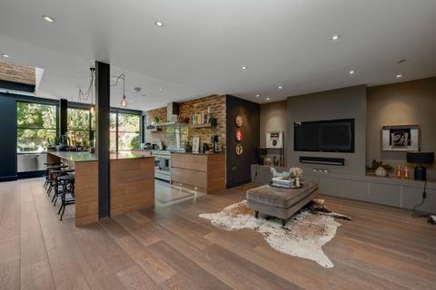 28 Manor Road, East Molesey, KT8 9JX