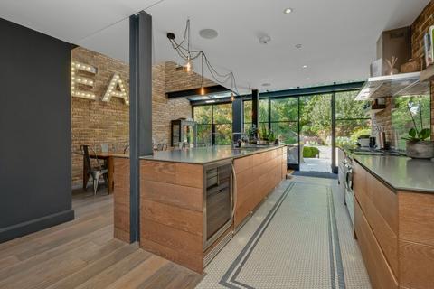 28 Manor Road, East Molesey, KT8 9JX