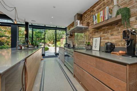 28 Manor Road, East Molesey, KT8 9JX