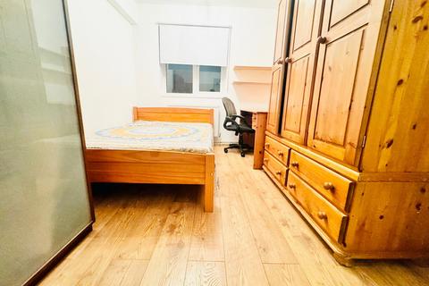 3 bedroom flat to rent, Longfield Estate, London SE1