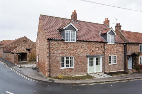 2 bedroom detached house to rent, Church Street Dunnington