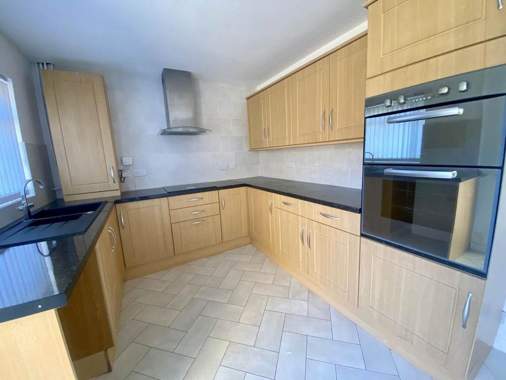 Chemical Road, Morriston, Swansea 3 bed house to rent £900 pcm (£208 pw)