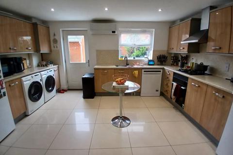 4 bedroom semi-detached house to rent, Powell Gardens, Redhill