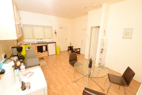 2 bedroom flat to rent, Wilbraham Road, Manchester M21