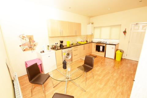 2 bedroom flat to rent, Wilbraham Road, Manchester M21