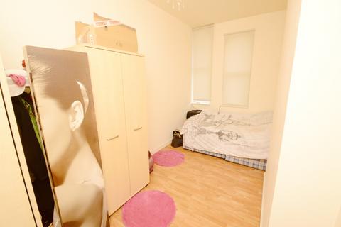 2 bedroom flat to rent, Wilbraham Road, Manchester M21