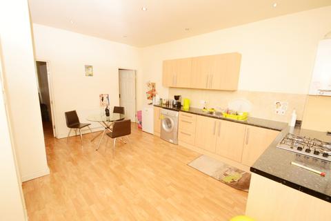 2 bedroom flat to rent, Wilbraham Road, Manchester M21