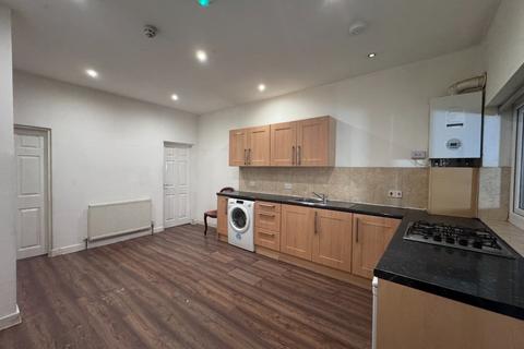 2 bedroom flat to rent, Wilbraham Road, Manchester M21