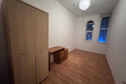 2 bedroom flat to rent, Wilbraham Road, Manchester M21